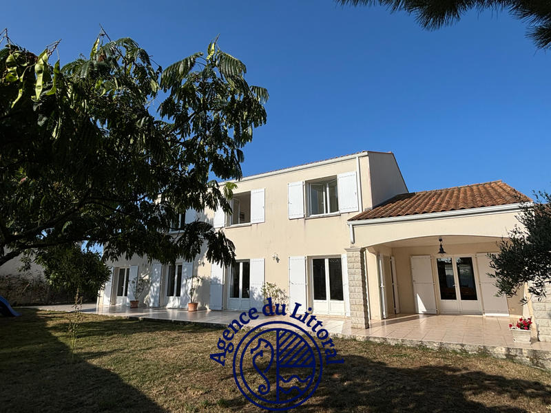 Maison - 220 m² - 8 pièces