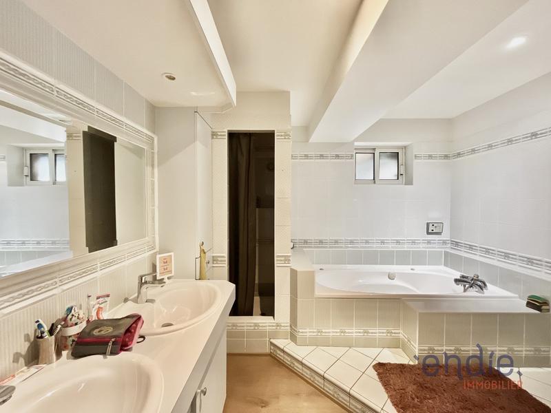 Maison - 275 m² - 8 pièces