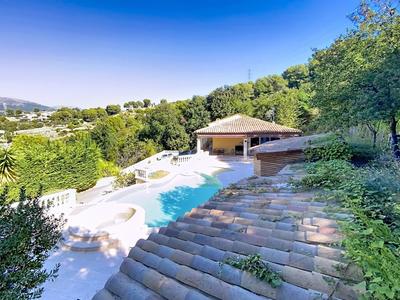 Maison - 265 m² - 7 pièces