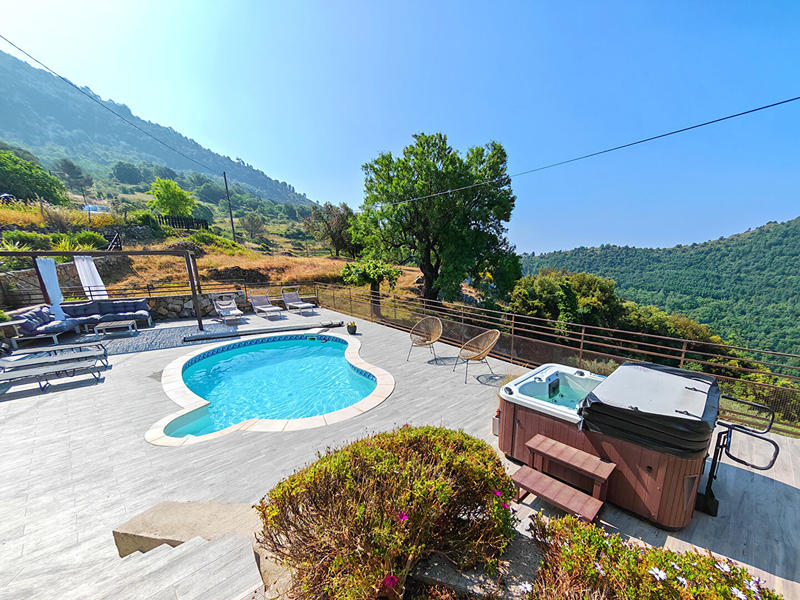 Maison - 180 m² - 9 pièces