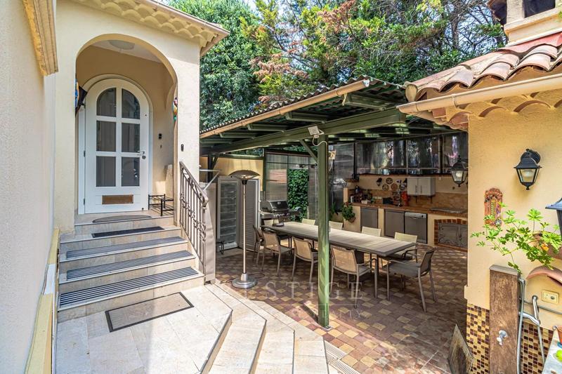 Maison - 246 m² - 6 pièces