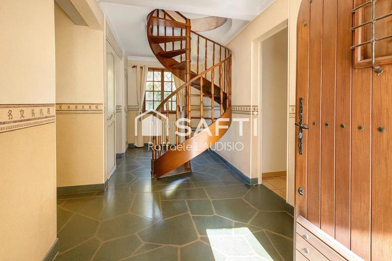 Maison - 210 m² - 6 pièces