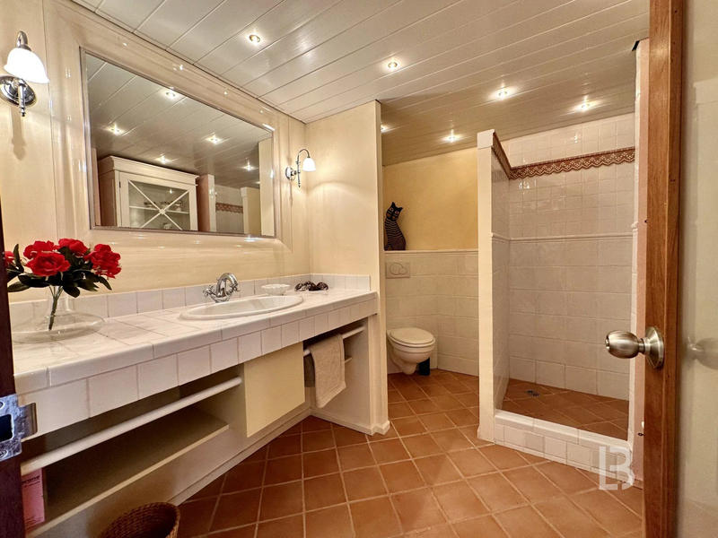 Maison - 260 m² - 11 pièces