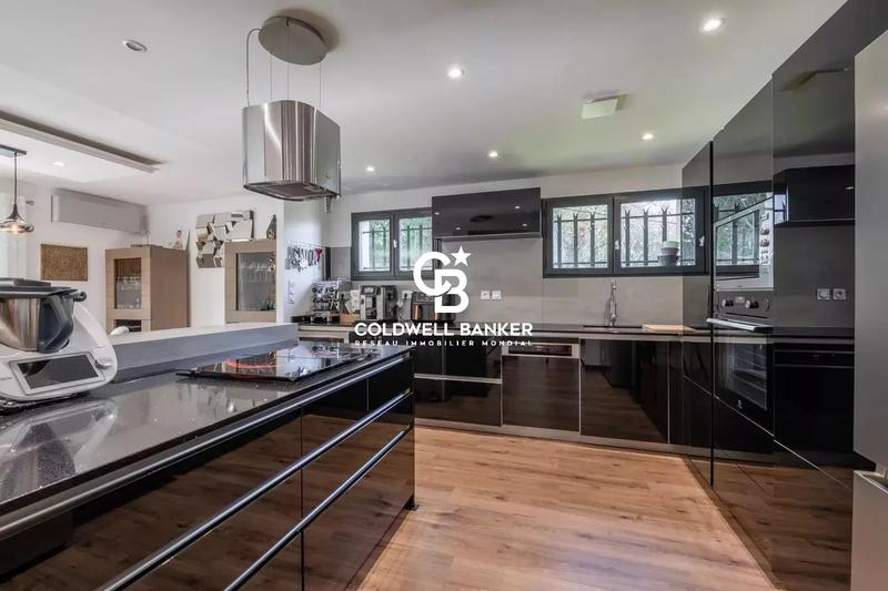 Maison - 280 m² - 10 pièces