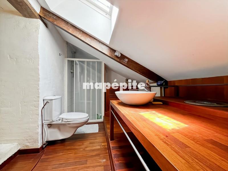 Maison - 1 275 m² - 19 pièces