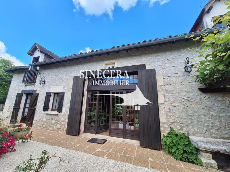 Maison - 230 m² - 8 pièces