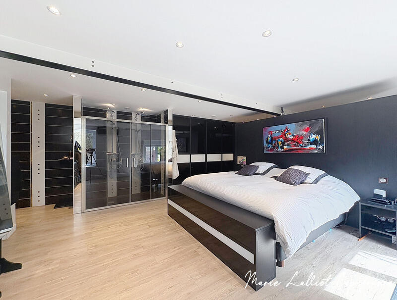 Maison - 248 m² - 8 pièces