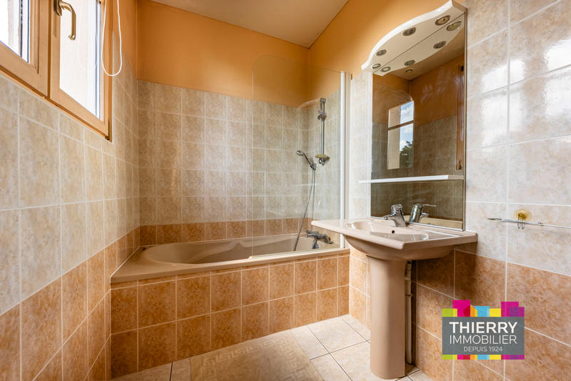 Maison - 238 m² - 8 pièces