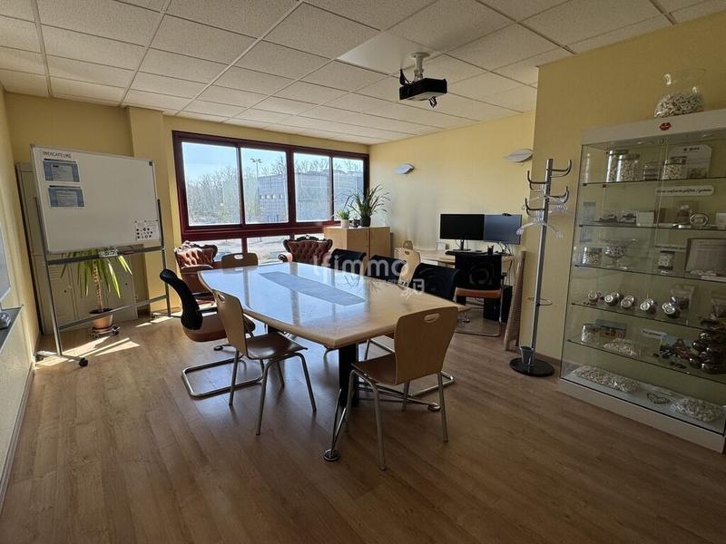 Bureau - 2 689 m² - 20 pièces