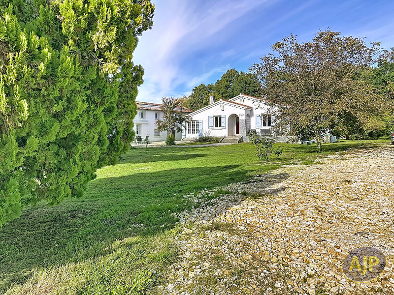 Maison - 220 m² - 11 pièces