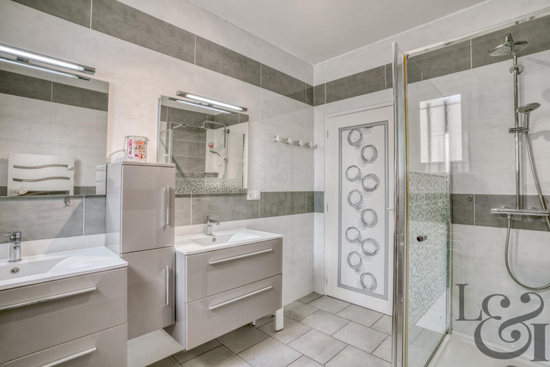 Maison - 240 m² - 11 pièces