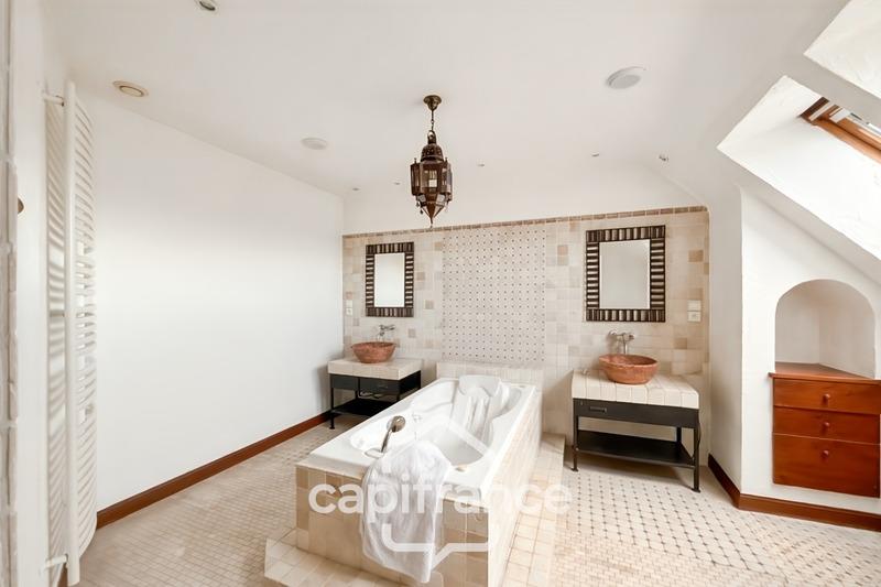 Maison - 284 m² - 10 pièces