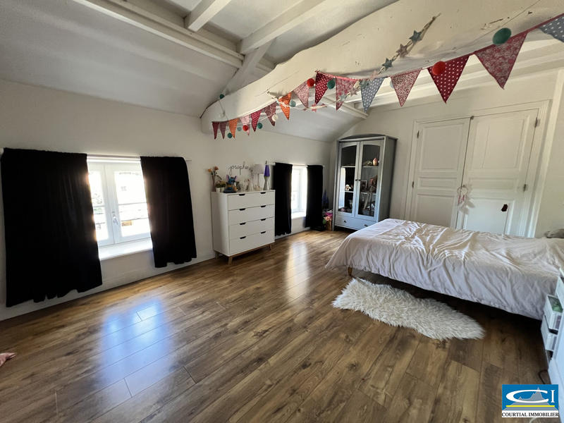 Maison - 202 m² - 7 pièces