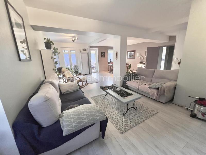 Maison - 262 m² - 9 pièces