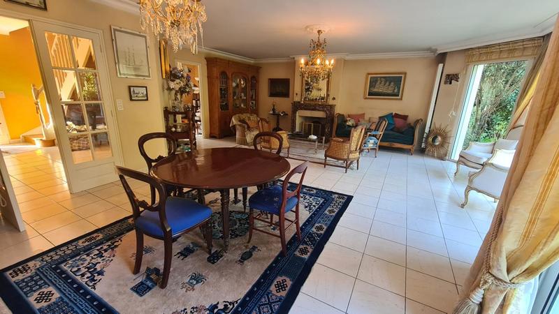 Maison - 220 m² - 7 pièces