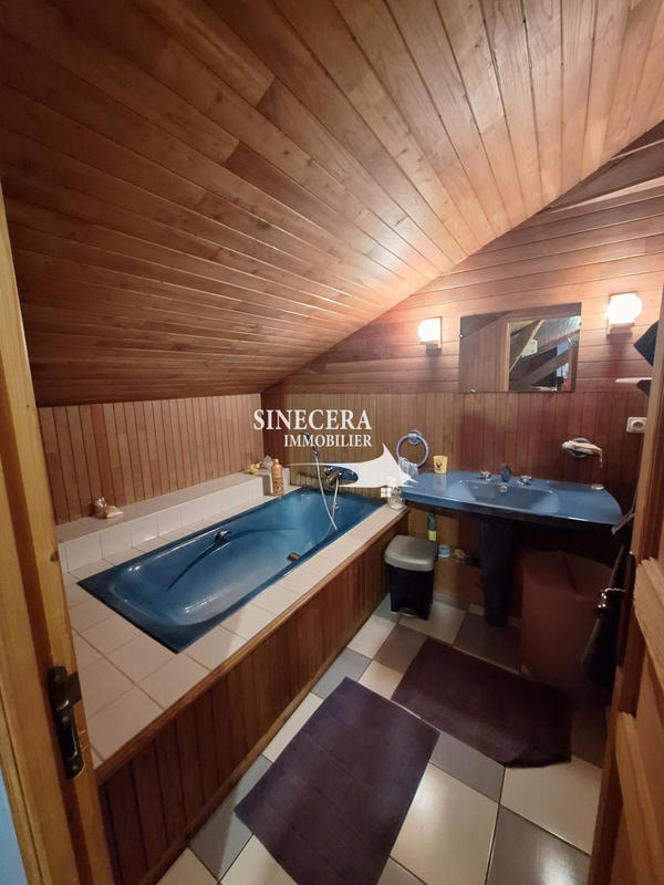 Maison - 230 m² - 8 pièces