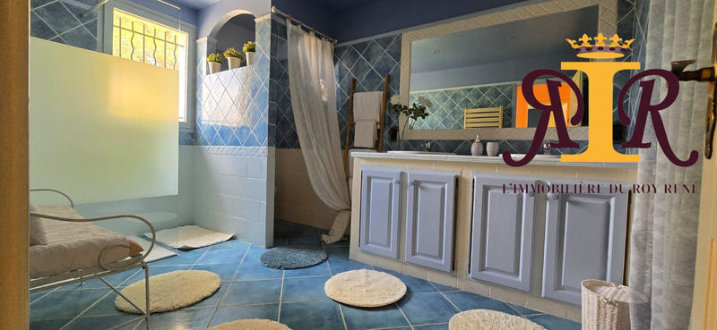 Maison - 334 m² - 10 pièces