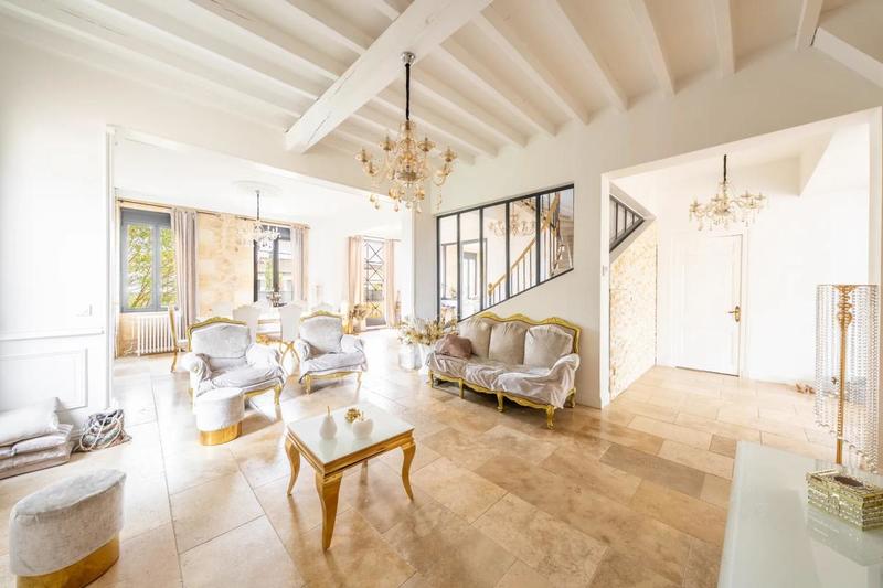 Maison - 1 000 m² - 7 pièces