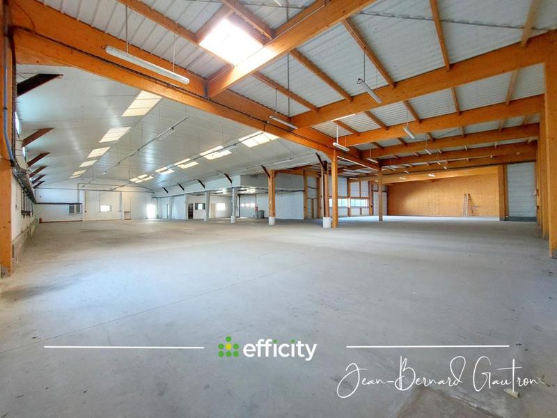 Local d'activité / Entrepôt - 1 560 m² - 8 pièces