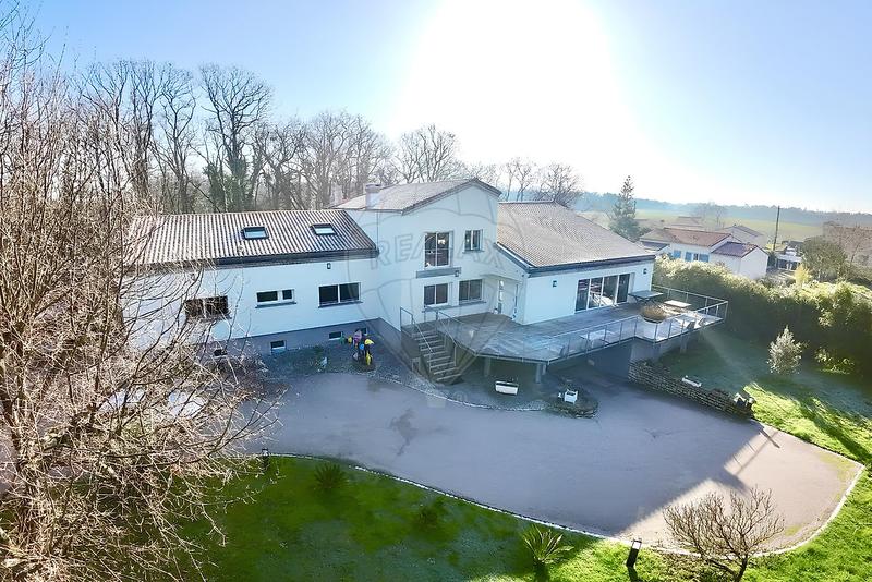 Propriété - 700 m² - 11 pièces