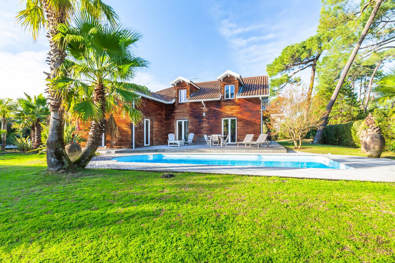 Maison - 270 m² - 11 pièces