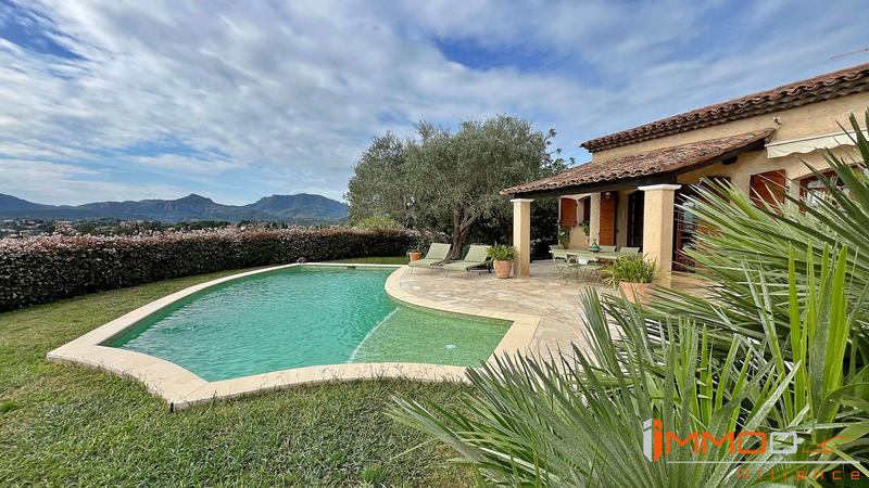 Villa - 215 m² - 9 pièces