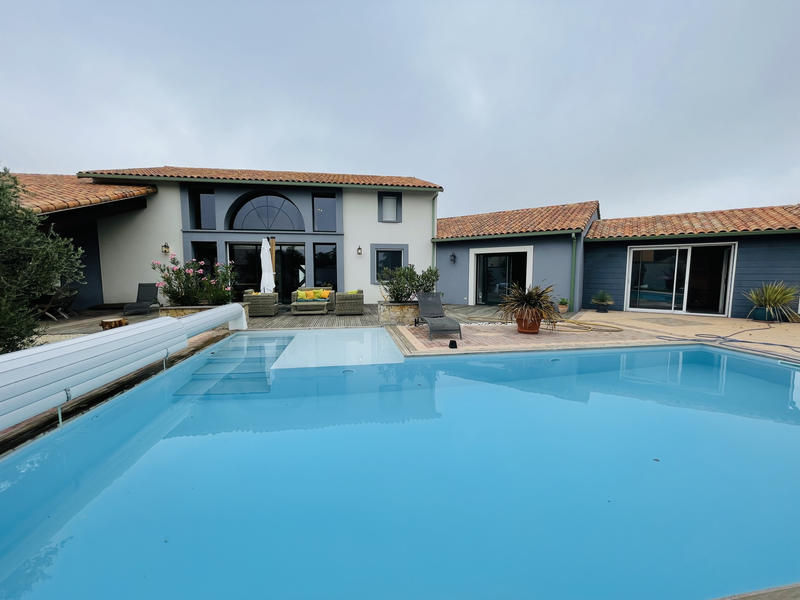 Maison - 270 m² - 6 pièces