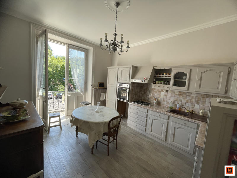 Maison traditionnelle - 242 m² - 6 pièces