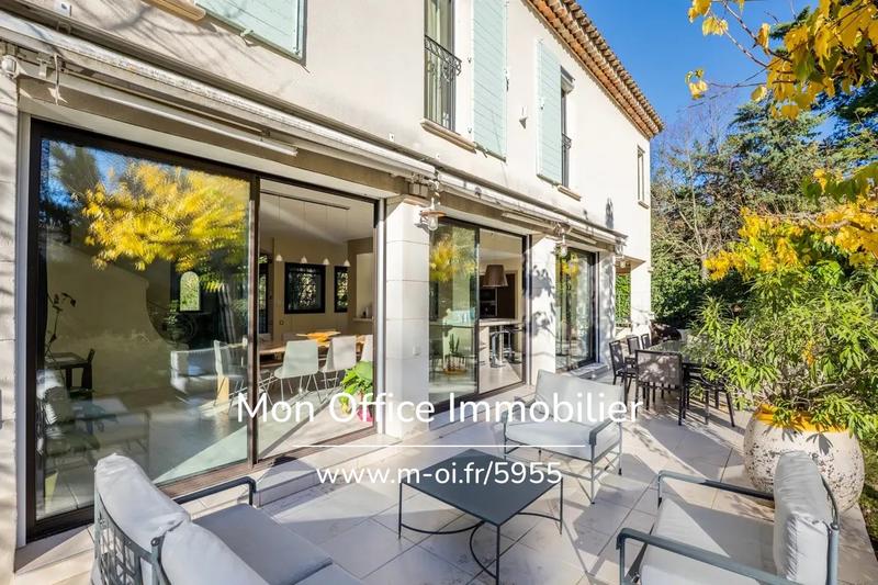 Maison - 260 m² - 6 pièces