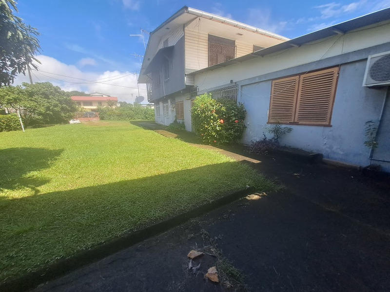 Maison - 338 m² - 8 pièces