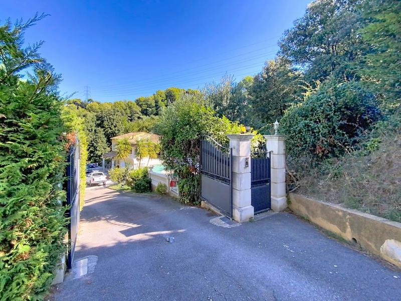 Maison - 265 m² - 7 pièces