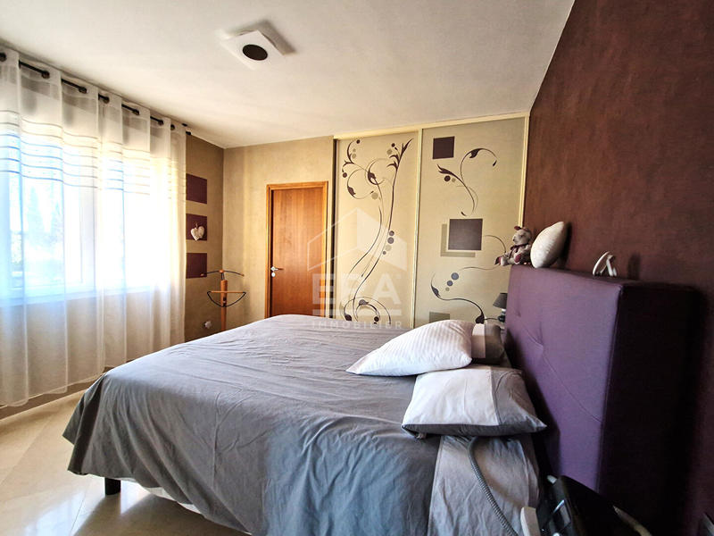 Maison - 240 m² - 6 pièces