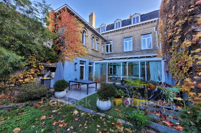 Maison - 360 m² - 9 pièces