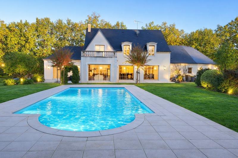 Maison - 216 m² - 9 pièces