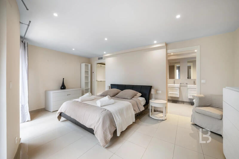 Maison - 588 m² - 8 pièces