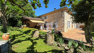 Propriété - 210 m² - 6 pièces