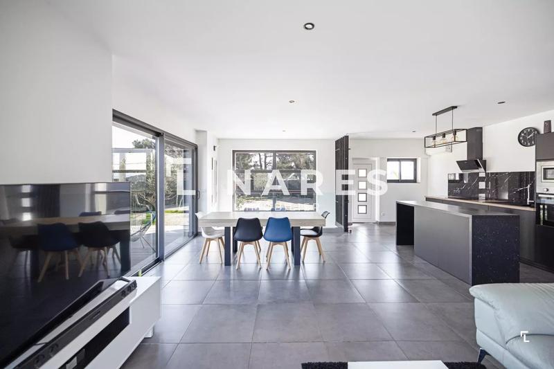 Maison - 180 m² - 5 pièces