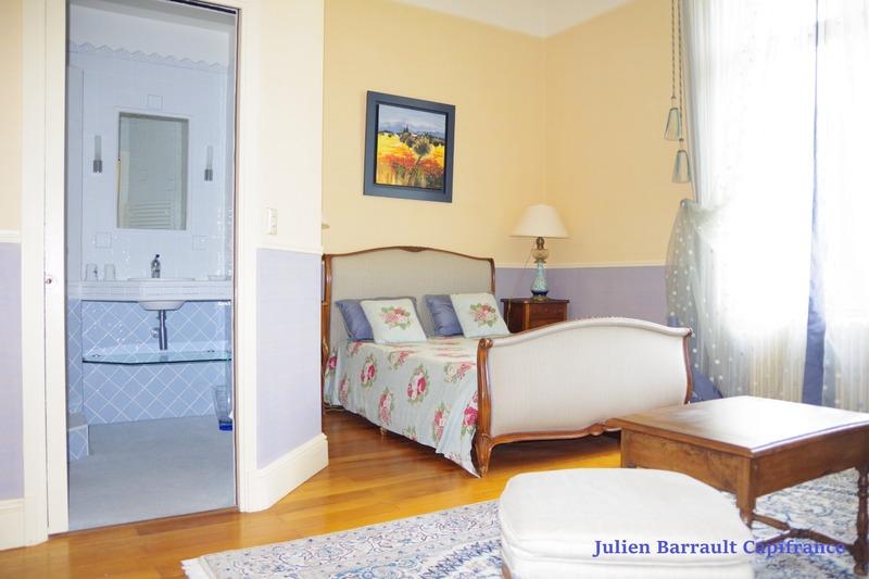 Château - 1 098 m² - 22 pièces