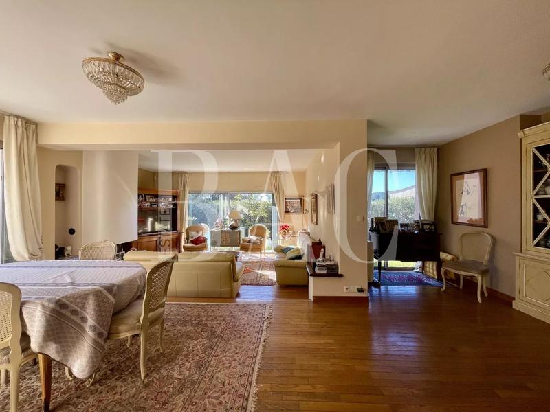 Villa - 250 m² - 8 pièces