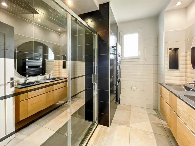 Maison - 241 m² - 10 pièces