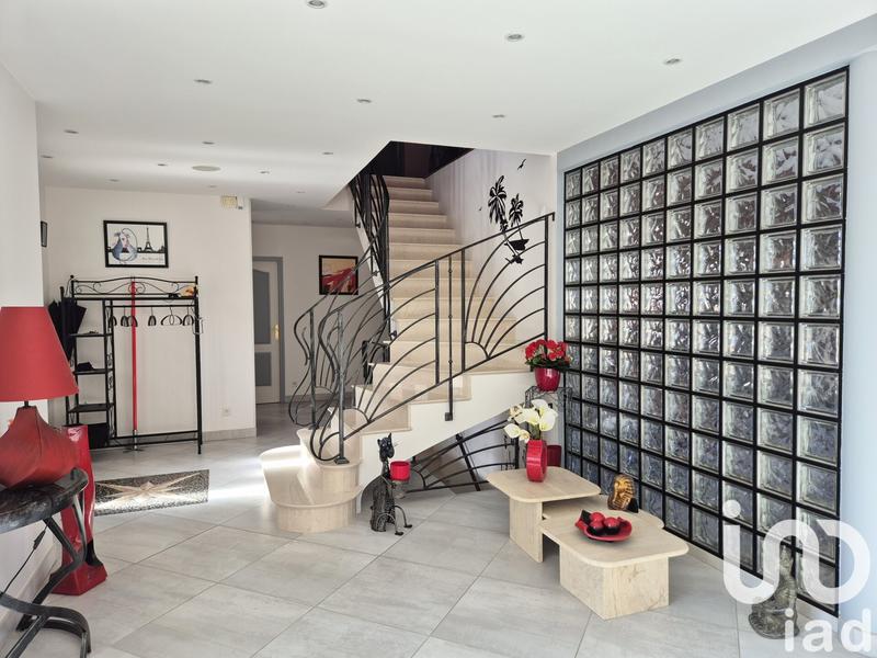 Maison - 300 m² - 8 pièces