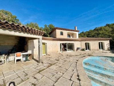 Maison traditionnelle - 225 m² - 6 pièces