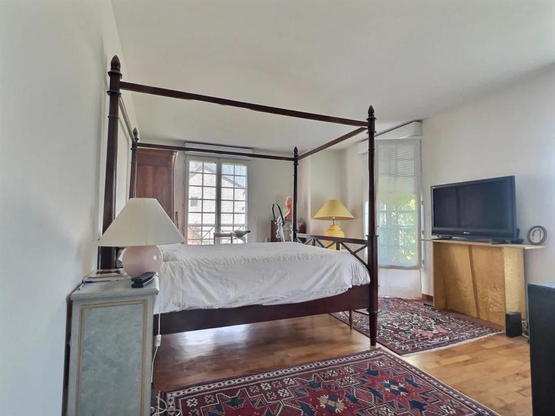 Maison - 240 m² - 10 pièces