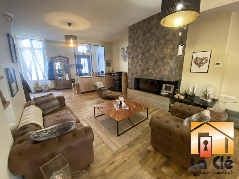 Maison - 250 m² - 6 pièces