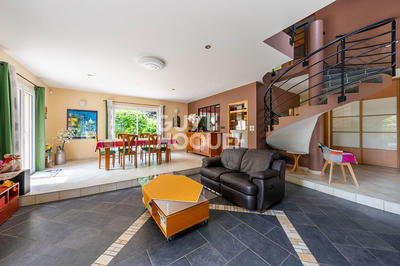 Maison - 238 m² - 8 pièces