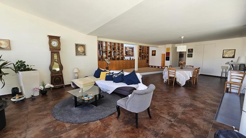 Maison - 232 m² - 11 pièces