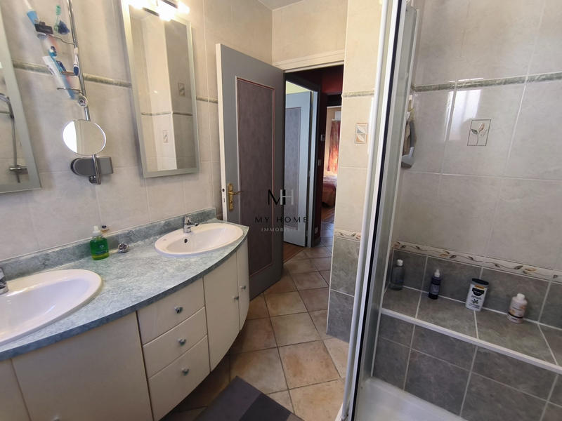 Maison - 166 m² - 9 pièces