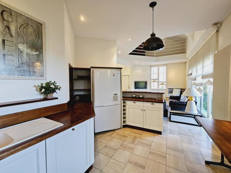 Maison - 200 m² - 8 pièces