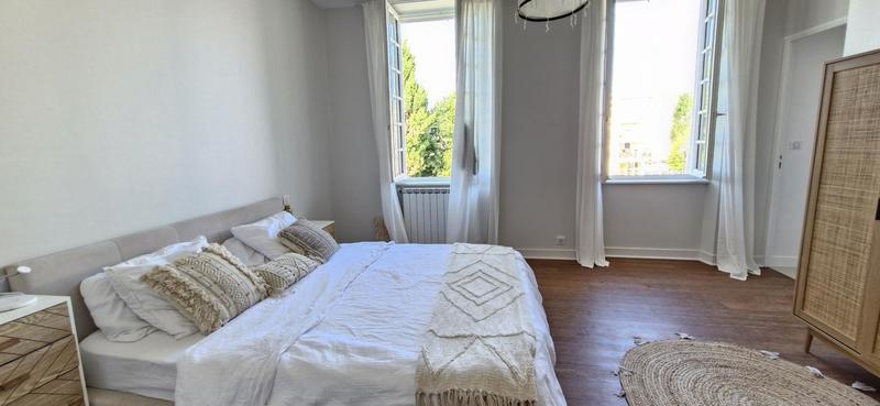 Maison - 241 m² - 8 pièces