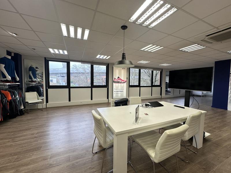 Bureau - 303 m²